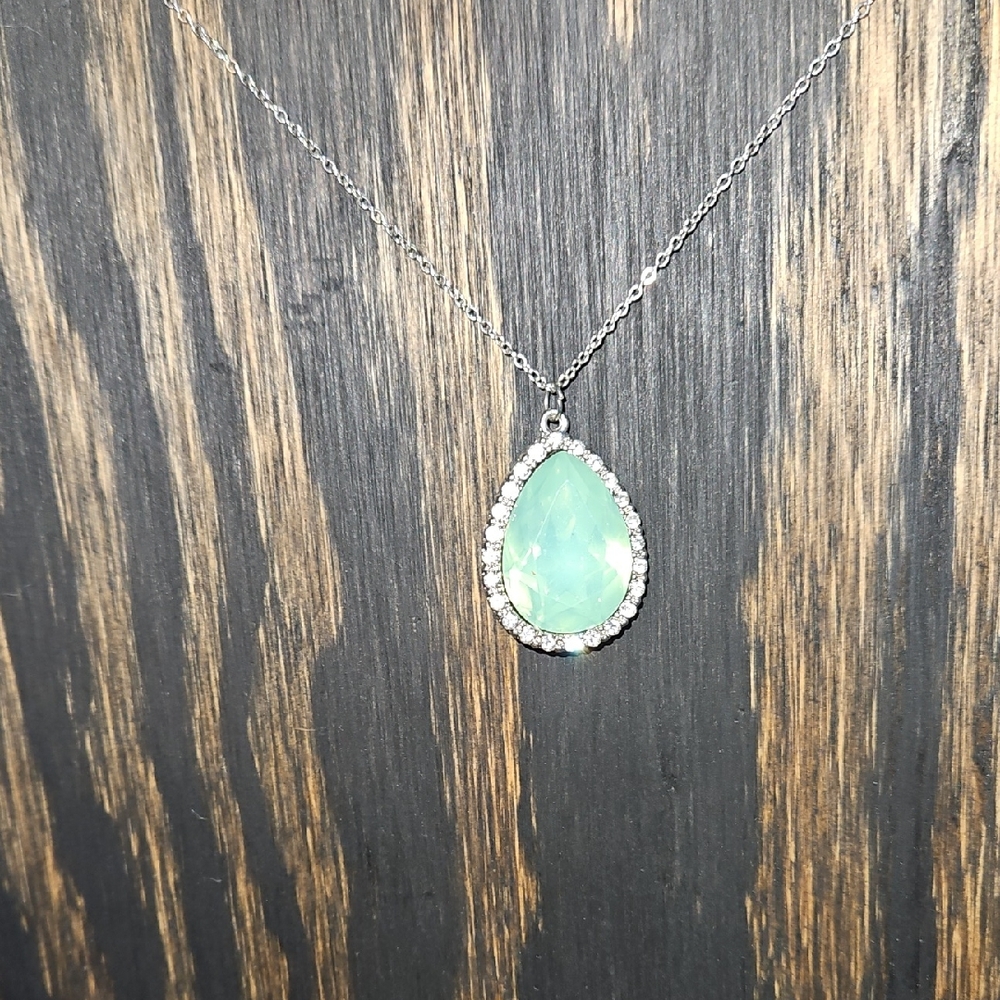 Elegant Silver and Green Teardrop Pendant Necklace